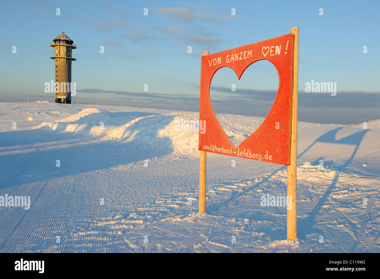 Panneau rouge avec coeur, Feldbergturm, Tour Mt Feldberg, Forêt Noire, Bade-Wurtemberg, Allemagne, Europe Banque D'Images