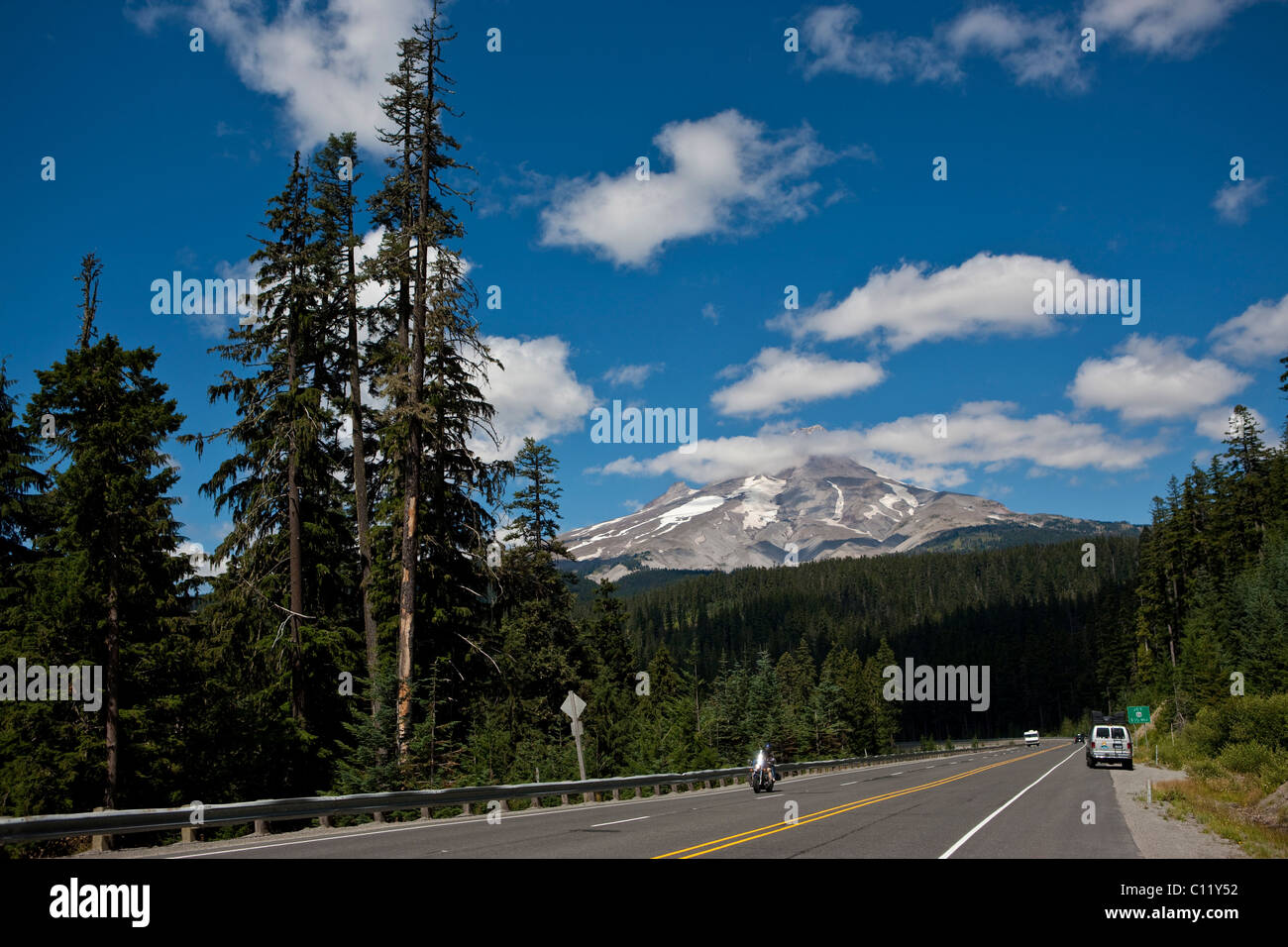 Route Mount Hood, nuageux Mount Hood volcan, Cascades, dans l'Oregon, USA Banque D'Images