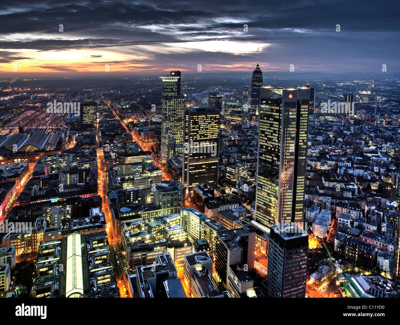 L'horizon de Francfort, Trianon, le centre-ville de gratte-ciel avec les immeubles de bureaux, à l'arrière la Messeturm juste tower, quartier de Westend Banque D'Images