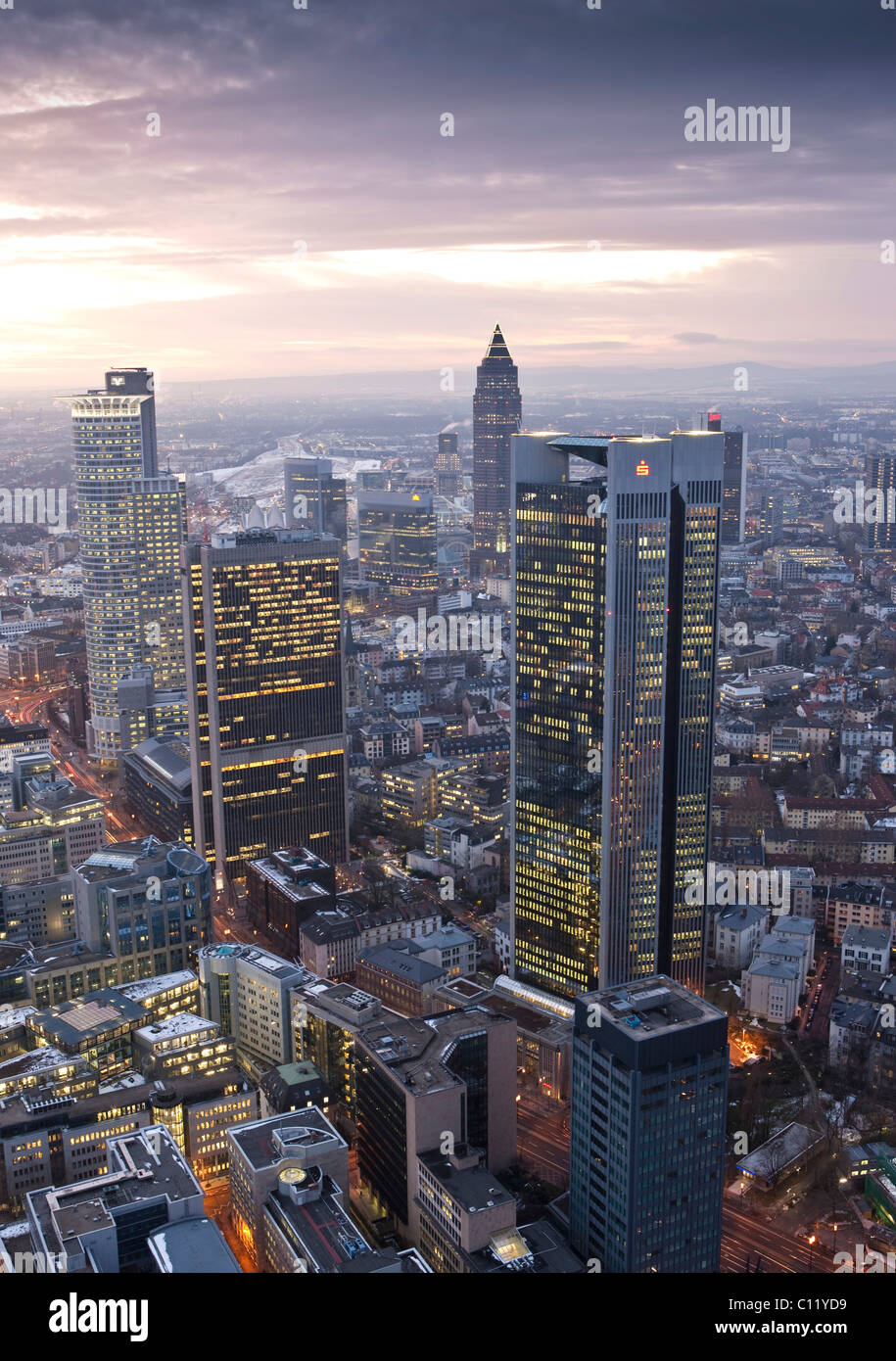 L'horizon de Francfort, Trianon, le centre-ville de gratte-ciel avec les immeubles de bureaux, à l'arrière la Messeturm juste tower, quartier de Westend Banque D'Images