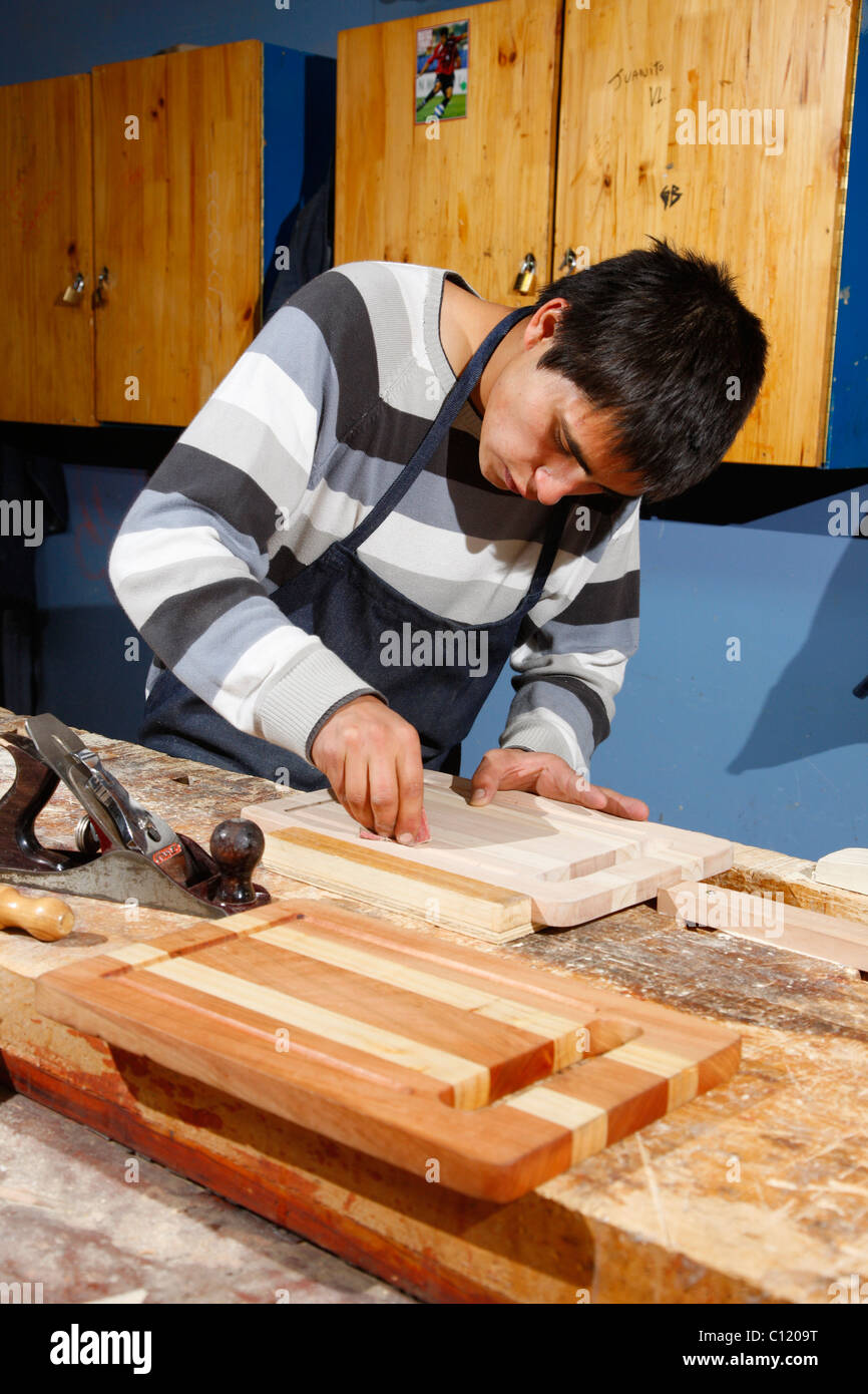 Apprenti dans l'atelier de formation, Carpenter, Fundación Cristo Vive, Santiago de Chile, Chili, Amérique du Sud Banque D'Images