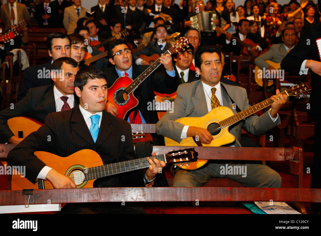 Les hommes de faire de la musique, culte, Catedral Evangelica de Chile, Église pentecôtiste, Santiago de Chile, Chili, Amérique du Sud Banque D'Images