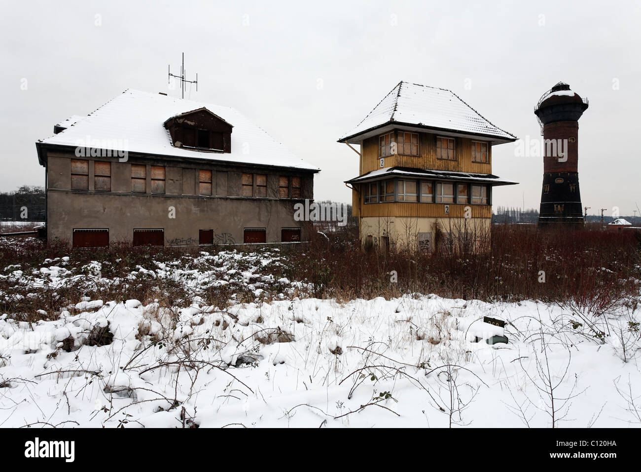 Vieux Centre de contrôle des trains à partir de 1914, château d'eau du nord, neige, gare de triage désaffectée Duisburg-Wedau, Ruhr, Rhénanie du Nord-Westphalie Banque D'Images