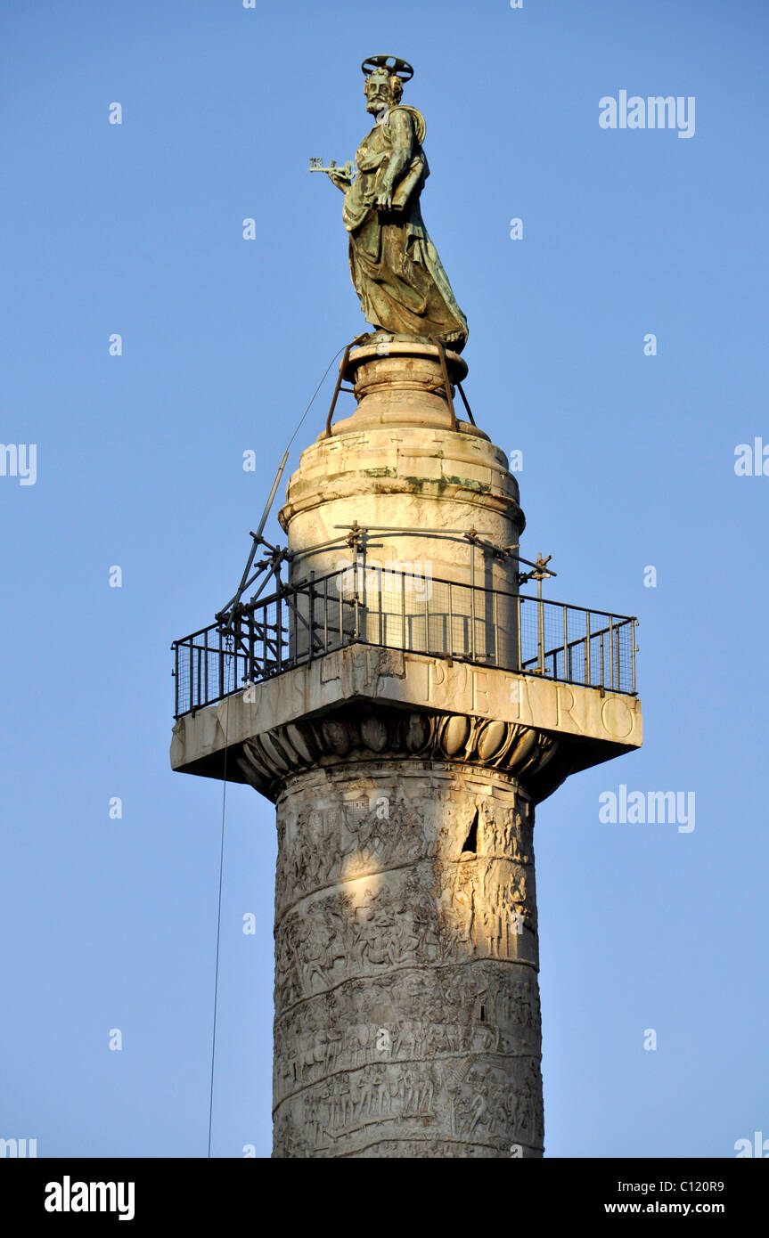 La Colonne Trajane avec l'apôtre Pierre, Forum de Trajan, Via dei Fori Imperiali, Rome, Latium, Italie, Europe Banque D'Images