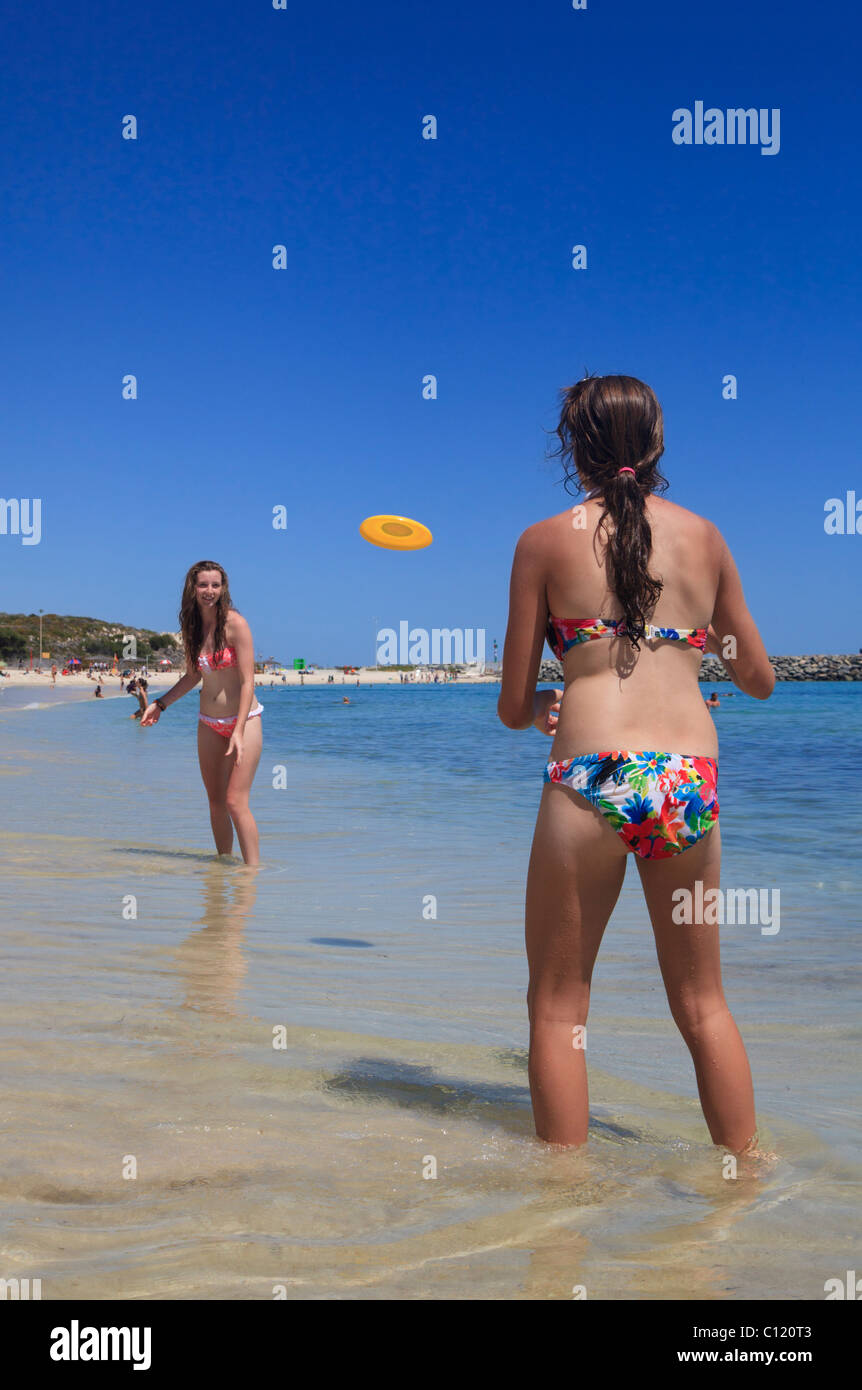 Deux adolescentes à jeter à la plage de frisbee Banque D'Images