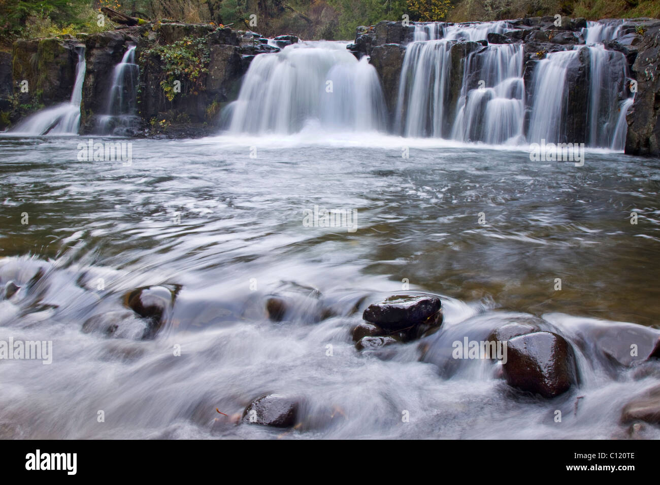 Chute d'eau au débit rapide Banque D'Images