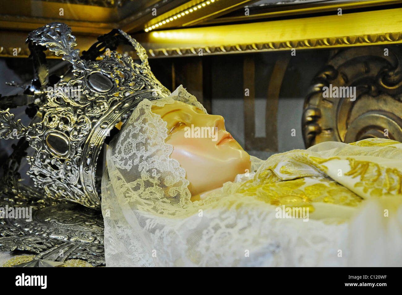 Madonna, Vierge Marie, couronne, lieu de culte, l'aménagement, de l'église Iglesia de la Asuncion, Pego, Marina Alta, Costa Blanca Banque D'Images