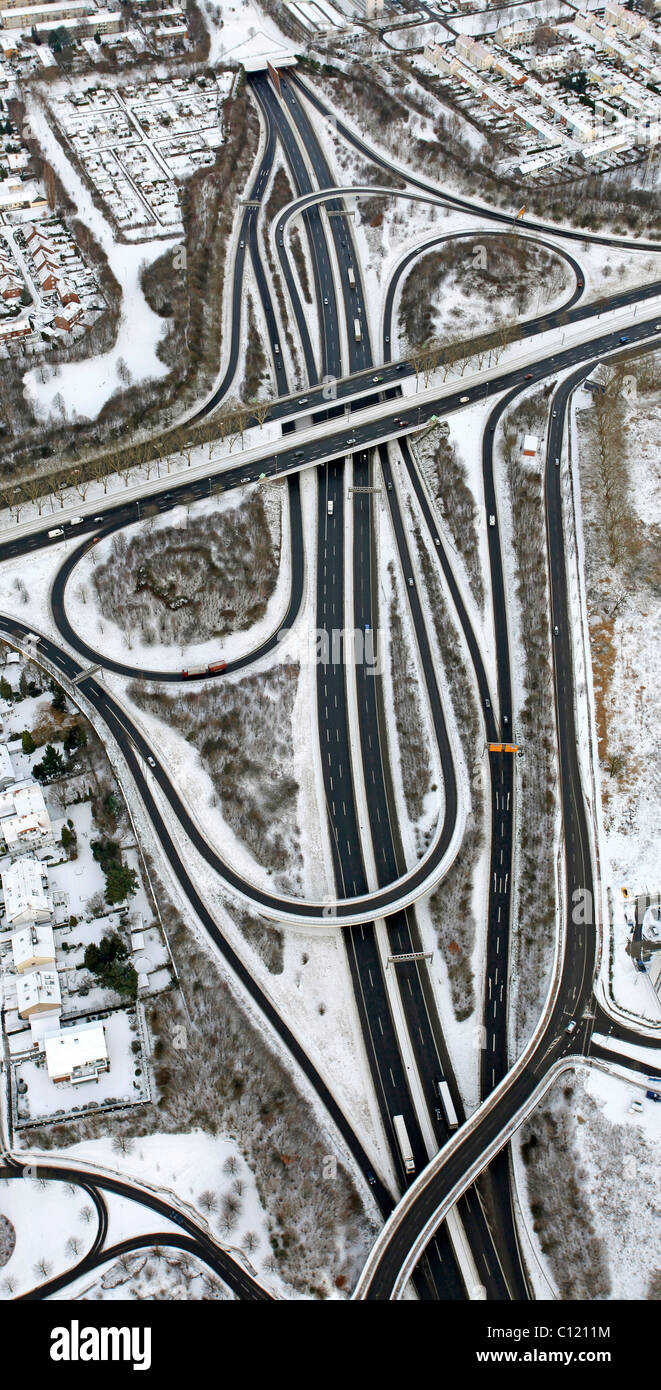 Par antenne, A40, B236 autoroute, interchange, Stadtkrone-Ost parc industriel dans la neige, la région de la Ruhr, Rhénanie du Nord-Westphalie Banque D'Images