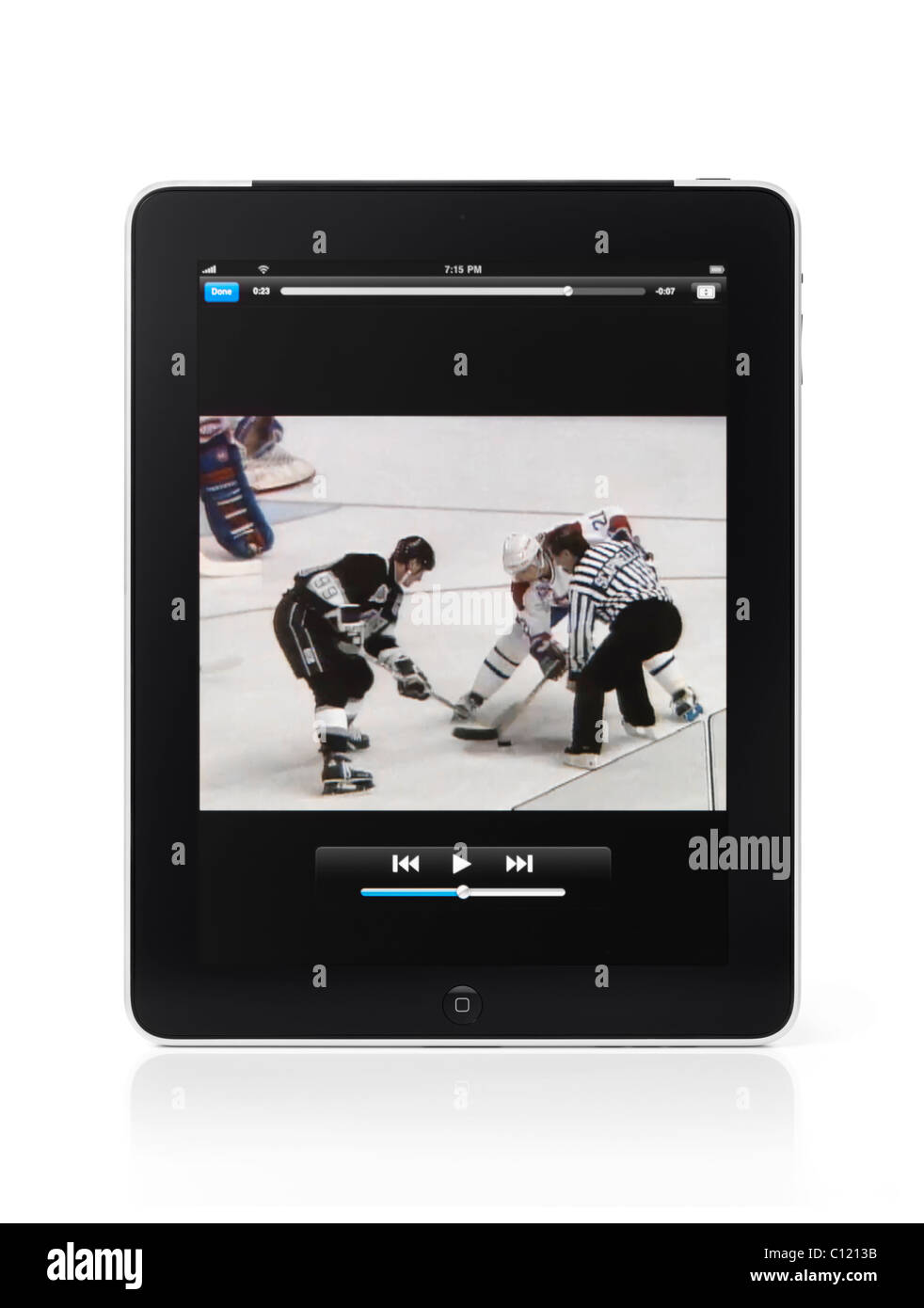 Tablette Apple iPad 3G avec un match de hockey vidéo youtube sur son affichage isolé sur fond blanc avec clipping path Banque D'Images