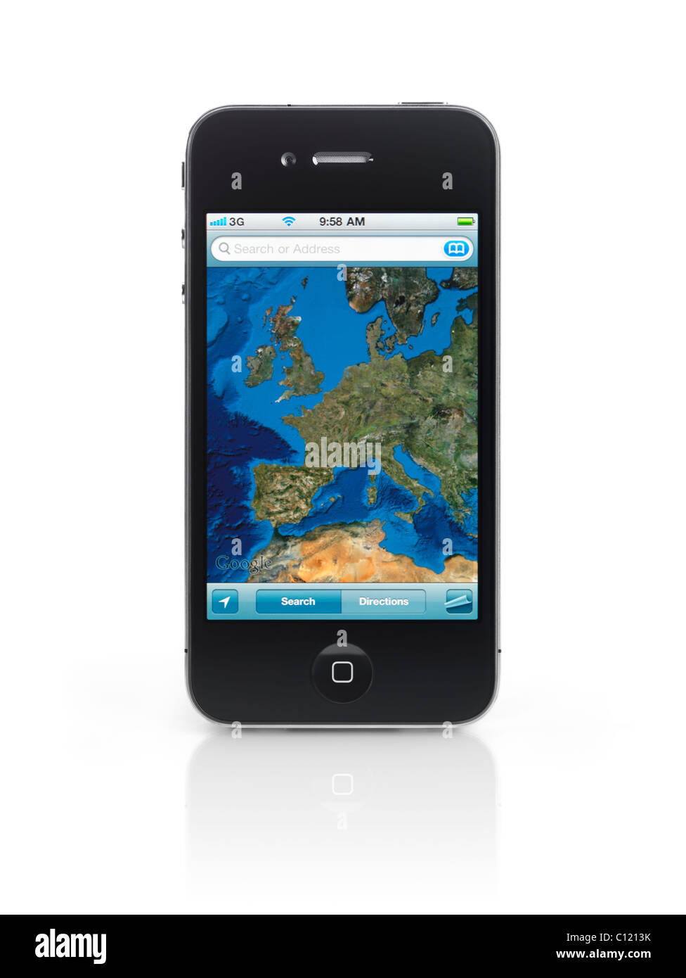 Apple iPhone 4 smartphone avec Google Maps montrant l'Europe sur son affichage isolé sur fond blanc. Photo de haute qualité. Banque D'Images