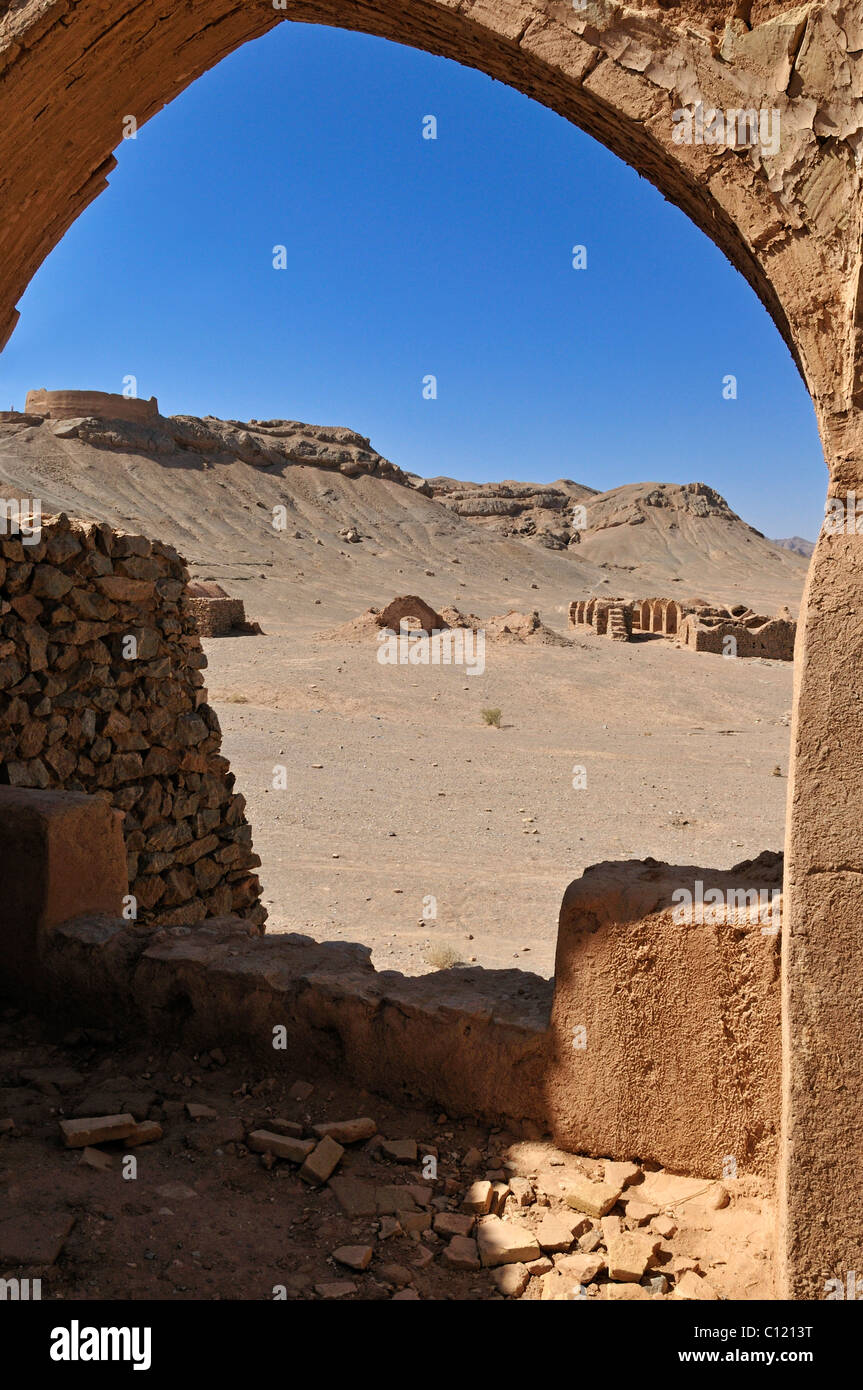 Ruines de bâtiments de cérémonie à la Tour du Silence, cimetière zoroastrien, le zoroastrisme, Mazdaism, Yazd, la Perse, l'Iran Banque D'Images