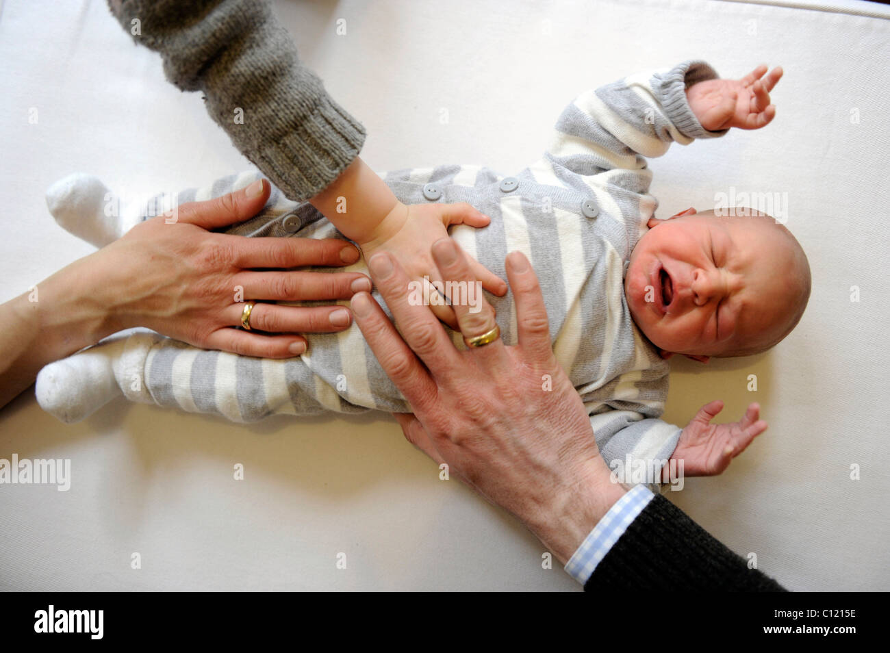 Famille Avec Le Bebe Nouveau Ne D Une Semaine Mon Garcon Photo Stock Alamy