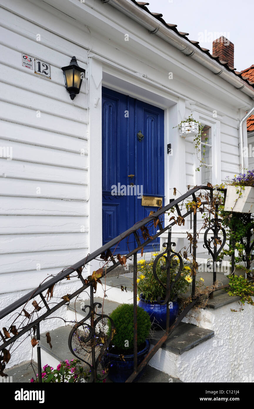 Maison en bois blanc traditionnel dans l'Ovre Strandgate dans le vieux quartier de Stavanger, Stavanger, Norvège, Scandinavie Banque D'Images