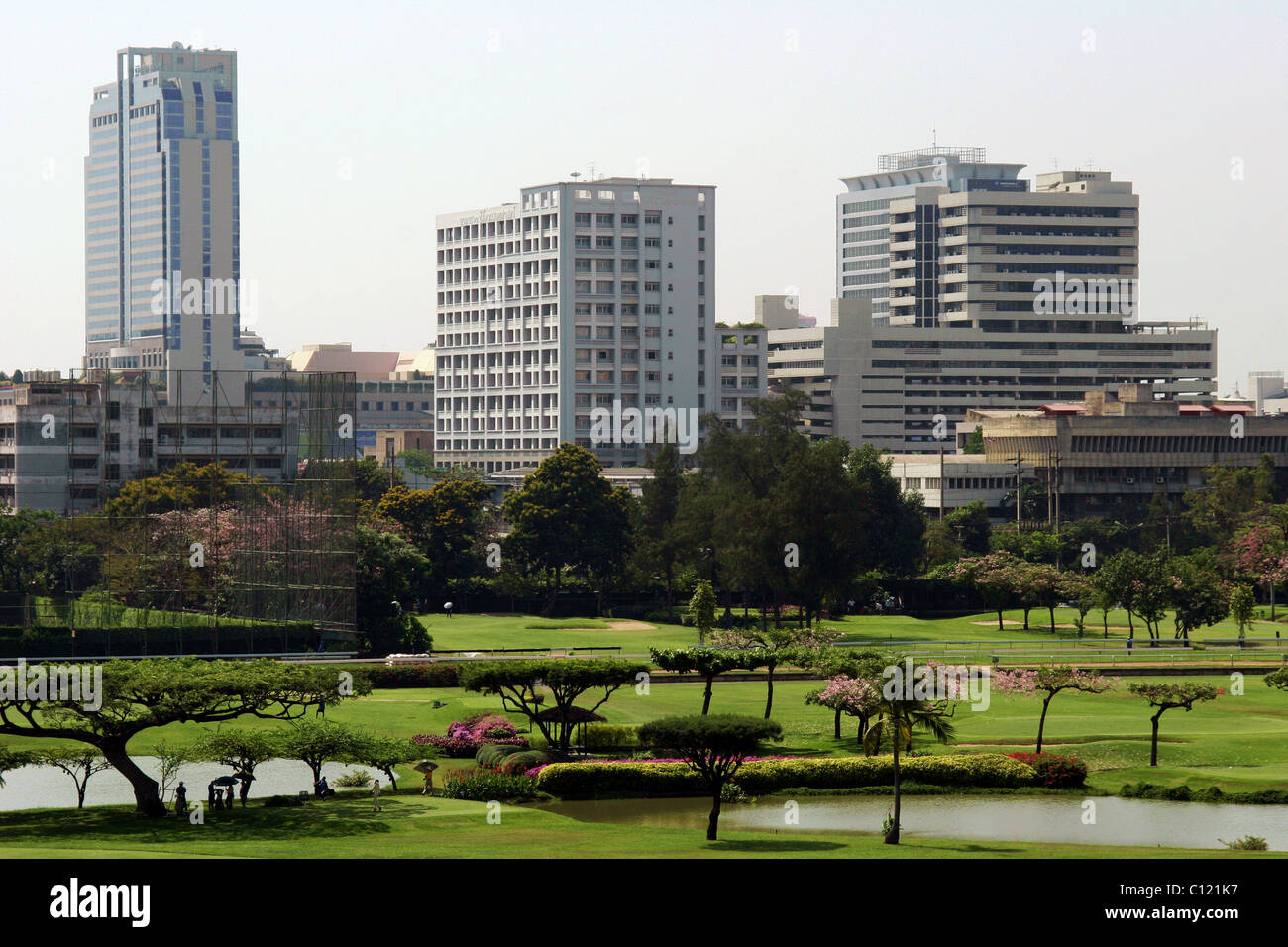 Un beau vert de golf et country club est situé à proximité de bâtiments modernes au coeur de Bangkok, Thaïlande. Banque D'Images