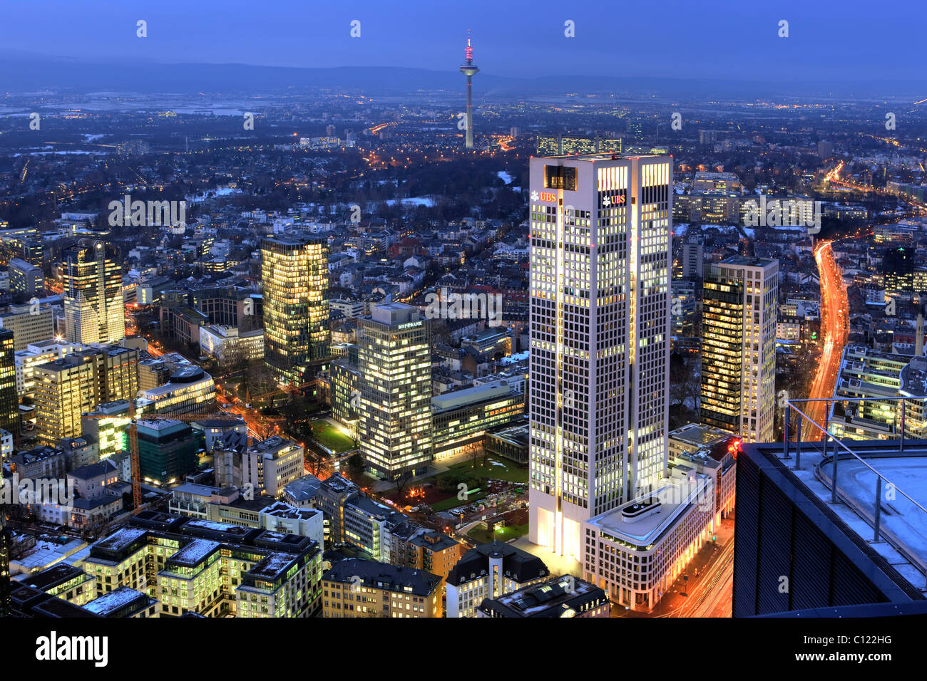 Gratte-ciel par Opernturm Propriété Tishman Speyer dans le quartier de Westend, à l'arrière la tour de télévision, Frankfurt am Main, Hesse Banque D'Images