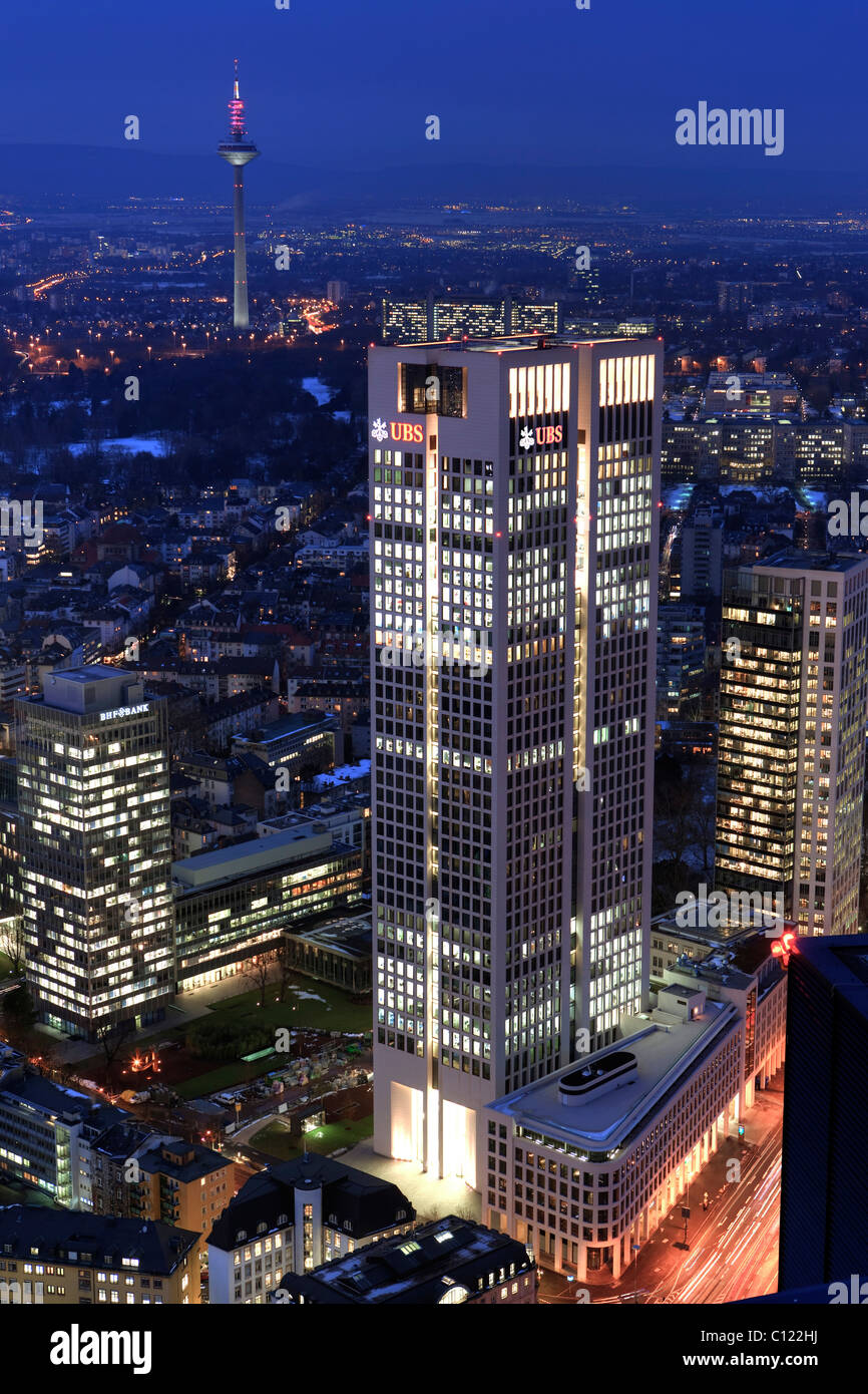 Gratte-ciel par Opernturm Propriété Tishman Speyer dans le quartier de Westend, à l'arrière la tour de télévision, Frankfurt am Main, Hesse Banque D'Images