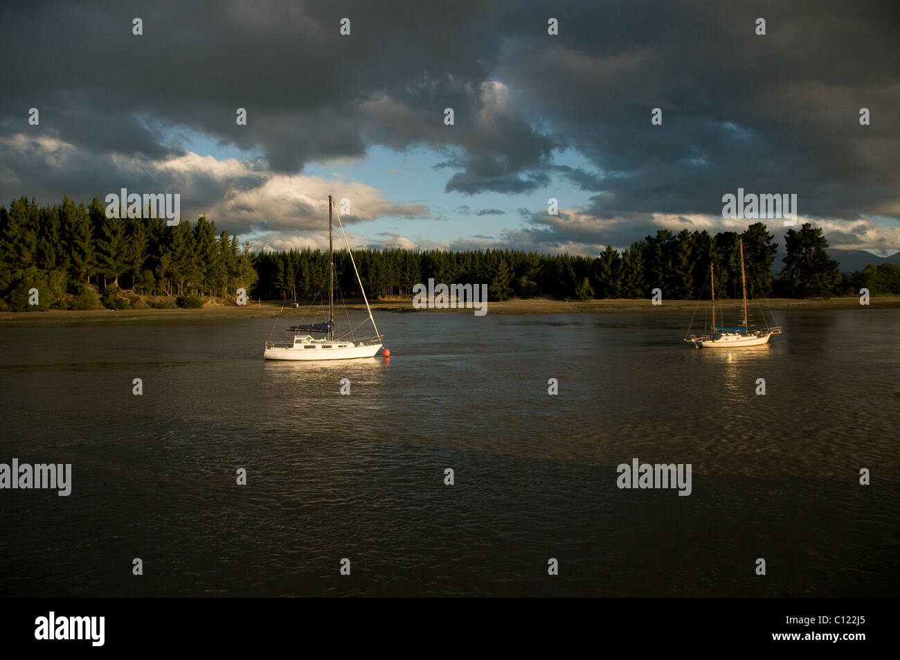 Au coucher du soleil, des bateaux du port, Nouvelle-Zélande Mapua Banque D'Images