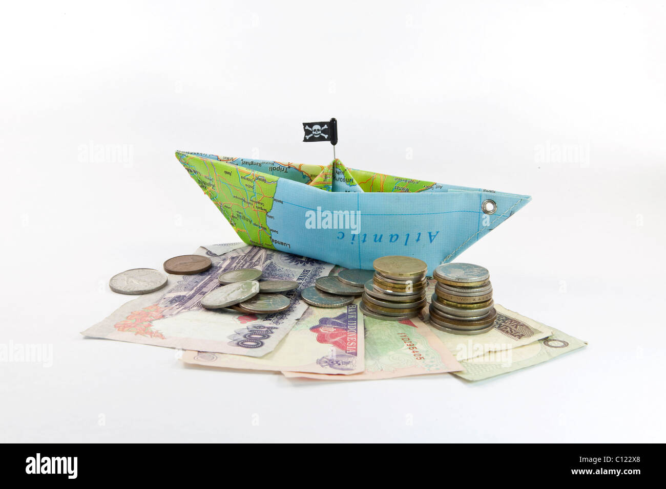 Bateau de pirate, piratage, argent, image symbolique de rançon dans une monnaie étrangère Banque D'Images