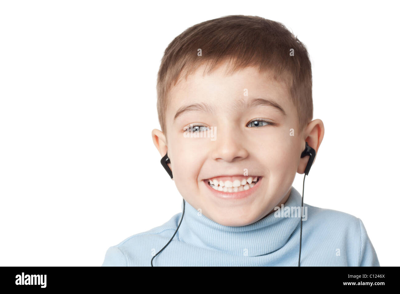 Smiling boy des écouteurs avec copyspace over white background Banque D'Images