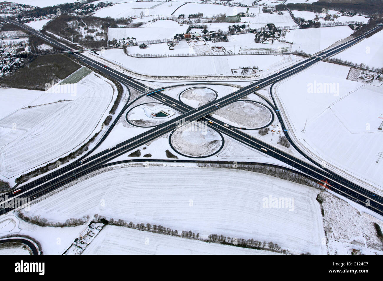 Vue aérienne, Kamener Kreuz autoroute la sortie de l'A1 et A2 autoroute dans la neige, de la reconstruction, Kamen, région de la Ruhr Banque D'Images