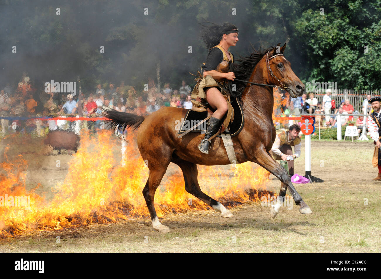 Woman horse riding amazon Banque de photographies et d'images à haute  résolution - Alamy
