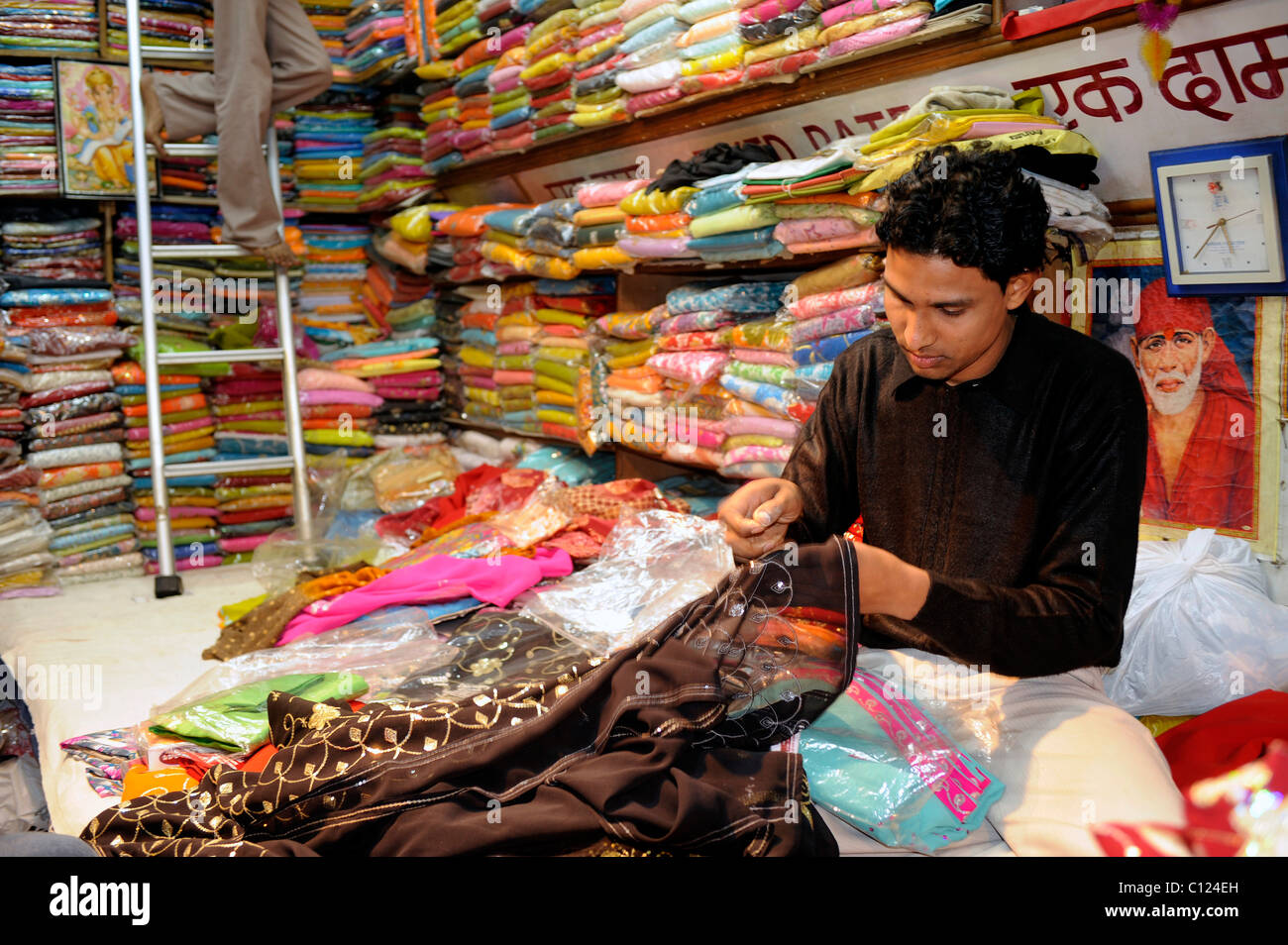Tailleur dans un magasin de saris, Agra, Uttar Pradesh, Inde du Nord, Inde, Asie du Sud, Asie Banque D'Images