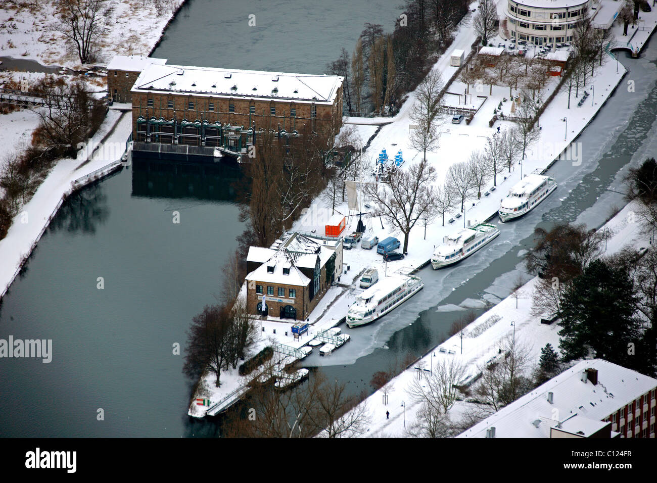 Vue aérienne, poste d'eau, l'hôtel Haus RuhrNatur museum, RWW, navires à passagers, bateau d'excursion dans la neige, Muelheim an der Ruhr Banque D'Images