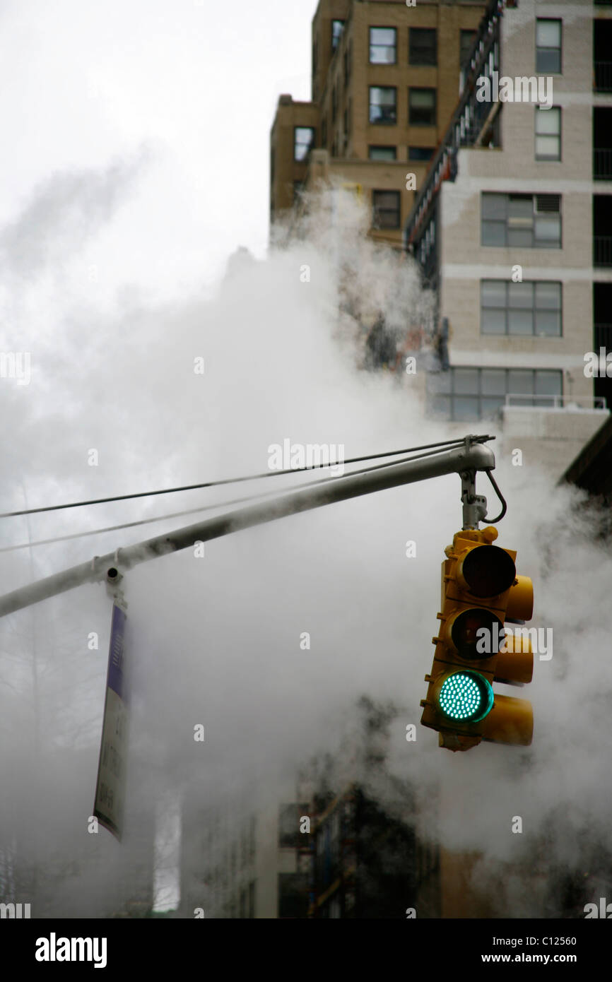 Feu de circulation dans la fumée, New York, USA Banque D'Images