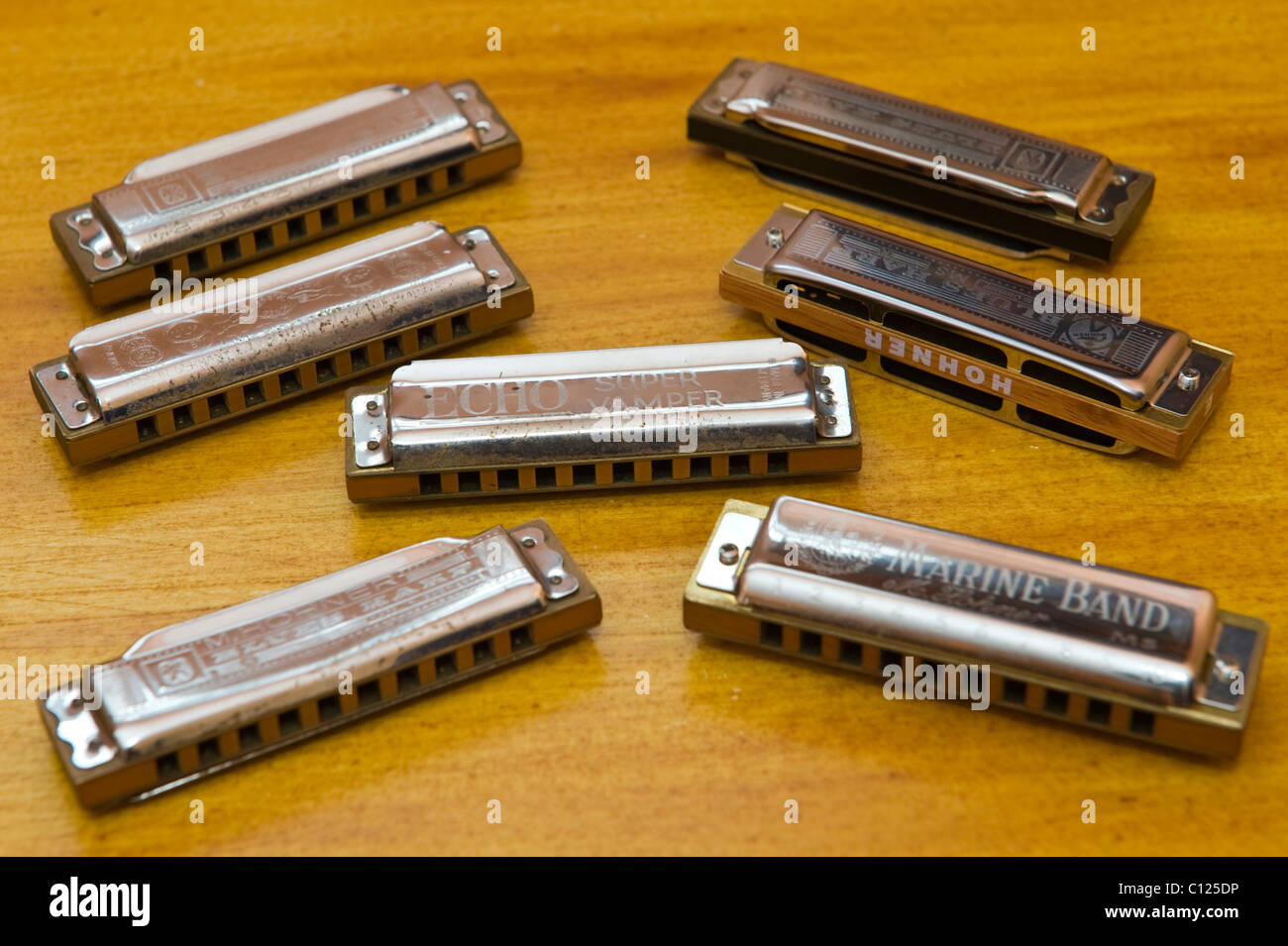 Vintage harmonica Banque de photographies et d'images à haute résolution -  Alamy