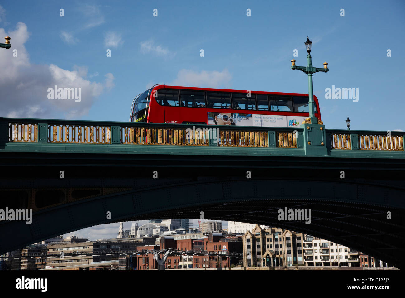 Bus de Londres traversant la Tamise sur un pont Banque D'Images