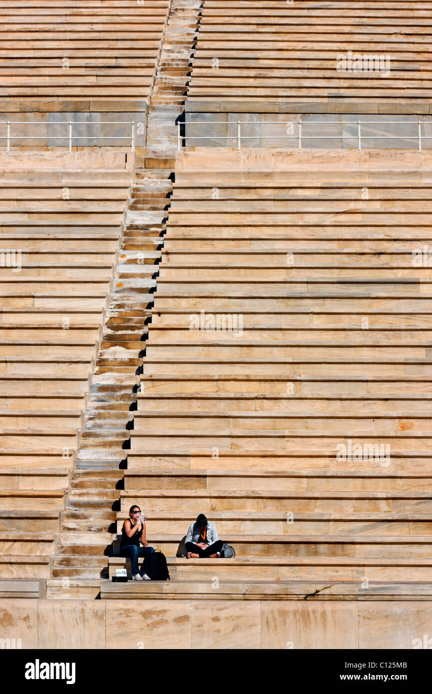 Deux jeunes femmes se reposer pendant un tour autour de ('Kallimarmaro stade Panathénien'), Athènes, Grèce Banque D'Images
