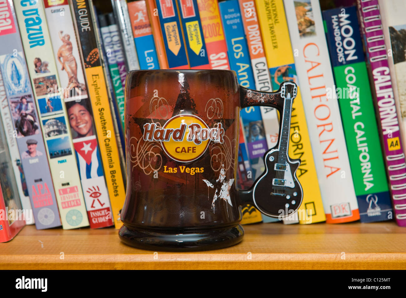 Mug du Hard Rock Cafe Las Vegas le rayon des livres de voyages Banque D'Images