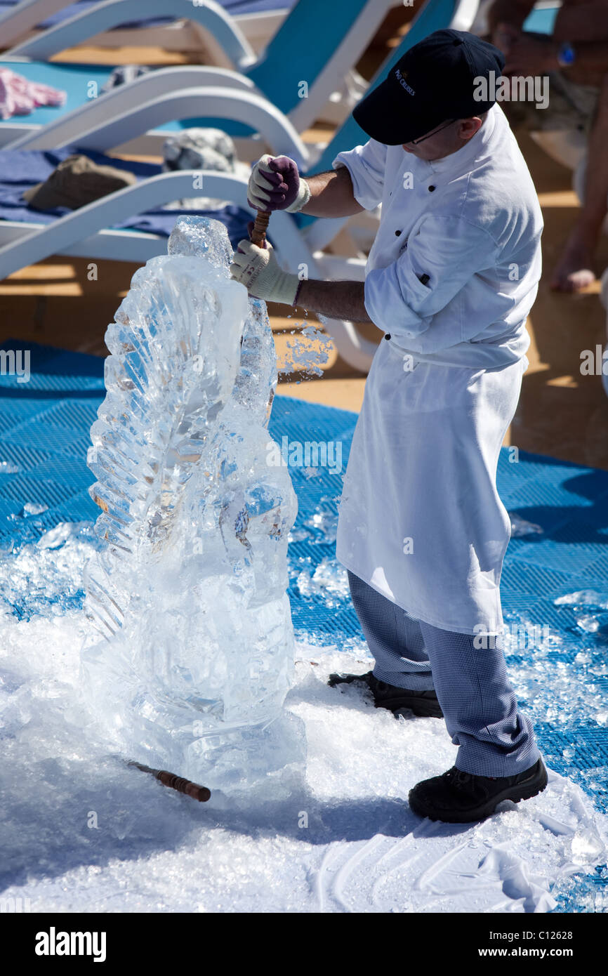 Divertissement à bord du navire comme un chef a soif d'un bloc de glace dans un cygne Banque D'Images