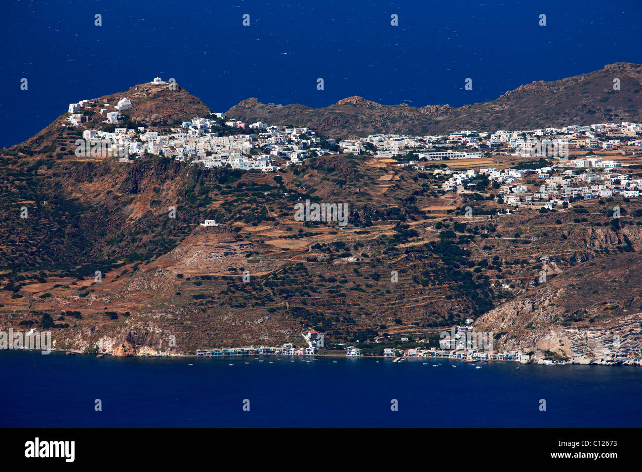 La Grèce, l'île de Milos. 'Aereal view' de Plaka, Trypiti et Klima villages voisins du haut de Profitis Ilias. Banque D'Images