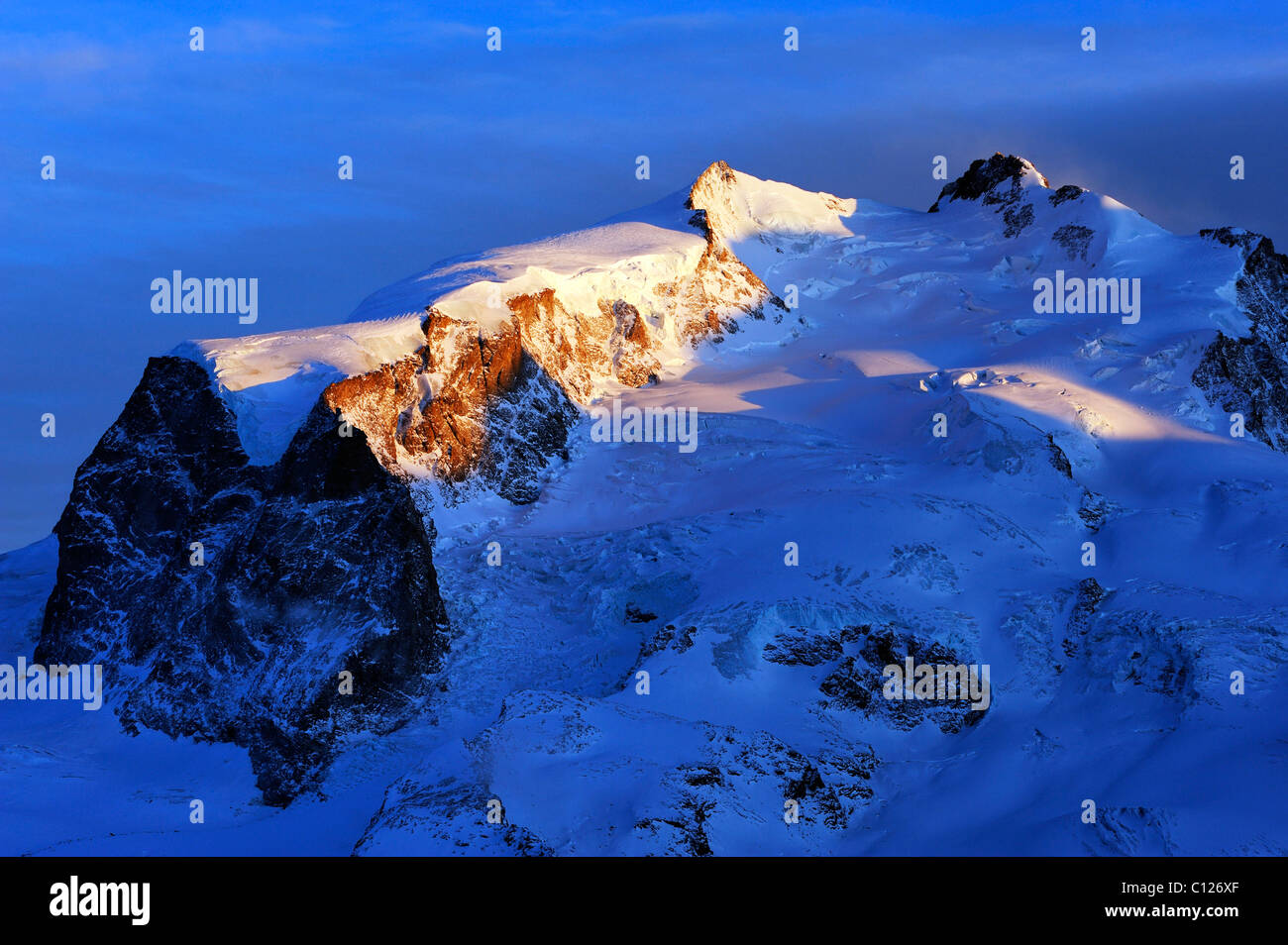 Monte Rosa montagnes avec la plus haute montagne de Suisse, la Pointe Dufour, à la lumière du soleil couchant, Zermatt, Valais Banque D'Images