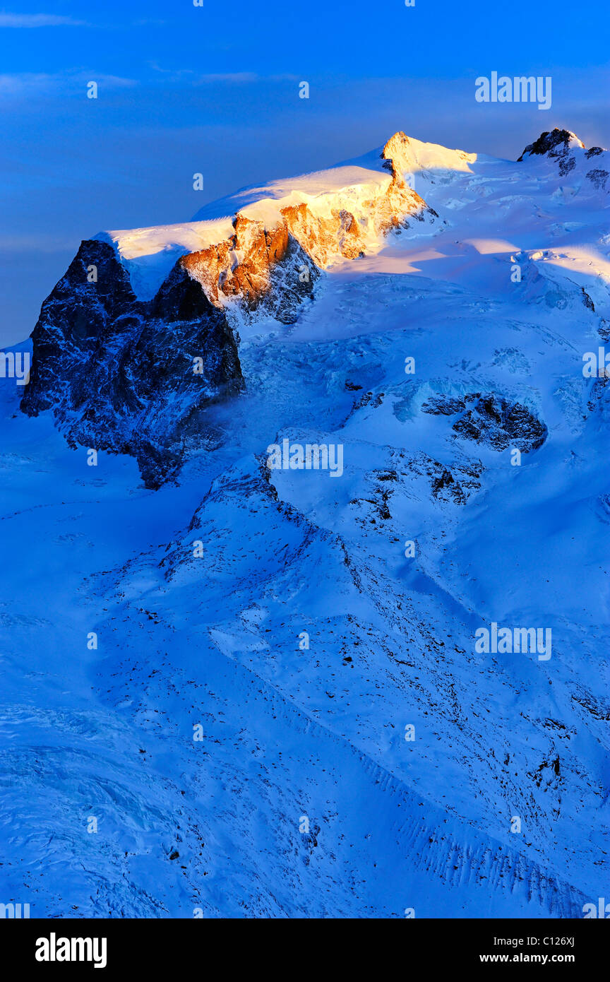 Monte Rosa montagnes avec la plus haute montagne de Suisse, la Pointe Dufour, à la lumière du soleil couchant, Zermatt, Valais Banque D'Images