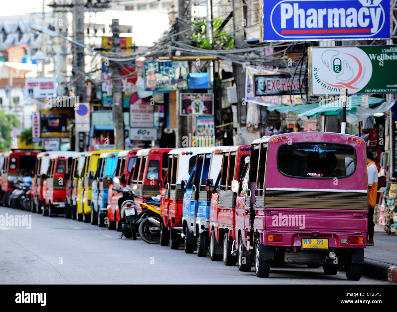 Tuk Tuks sur une route, Phuket, Thailande, Asie Banque D'Images
