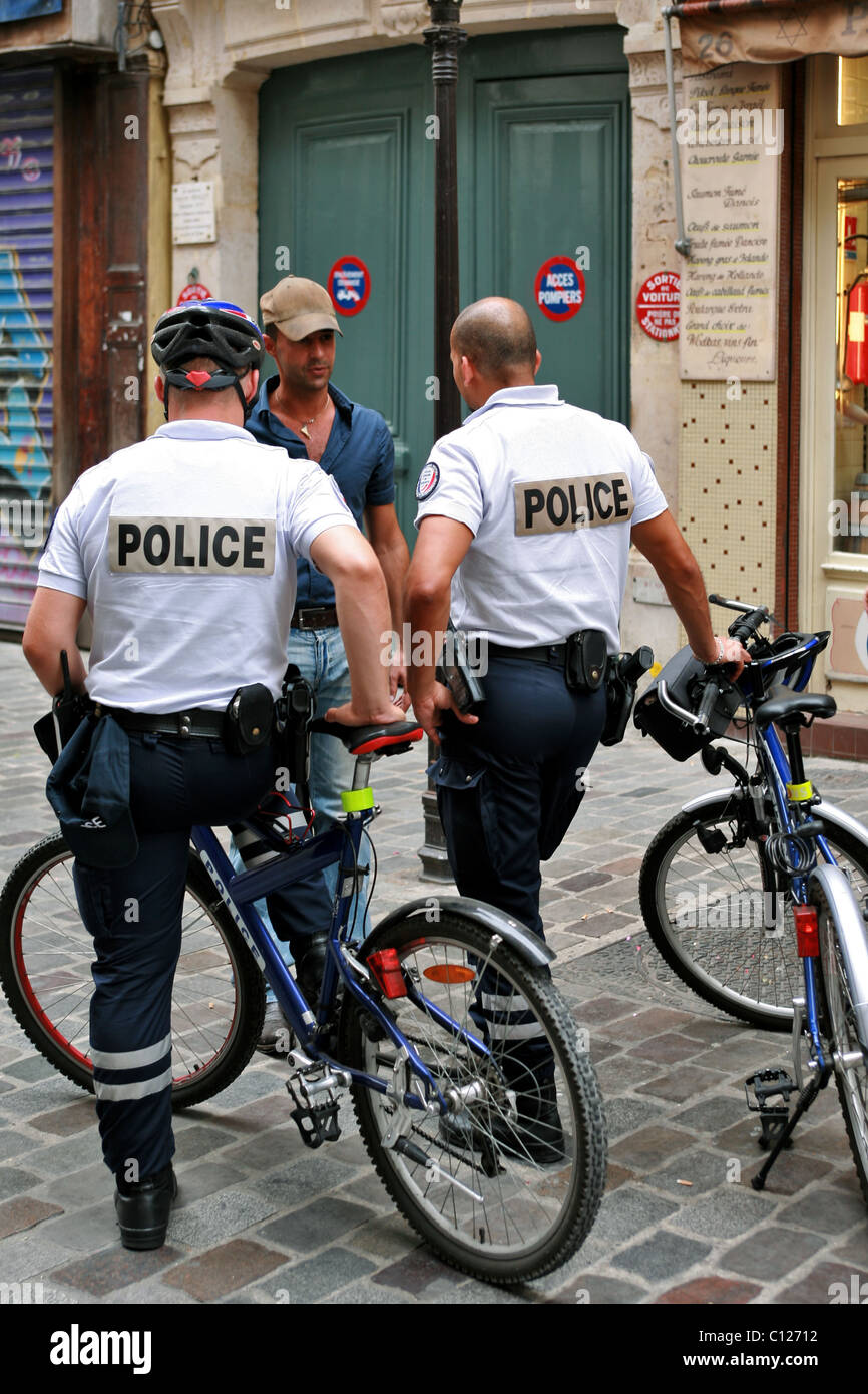 À Paris, la marche dans le marais, nous avons rencontré une patrouille de police à vélo Banque D'Images
