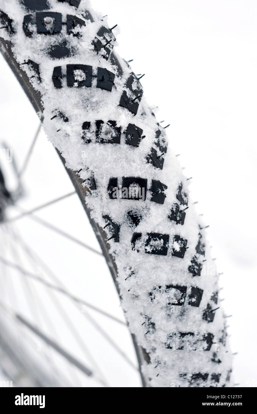 Pneu d'hiver d'une bicyclette avec des clous Banque D'Images