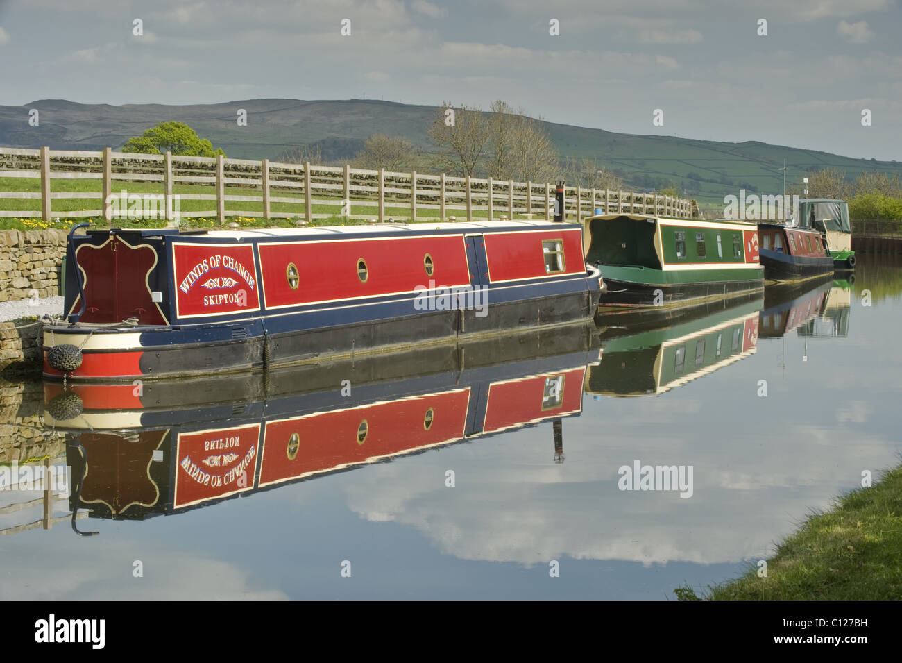 Bateaux amarrés le long du canal Leeds-Liverpool Canal près de Skipton, Yorkshire du Nord. Banque D'Images