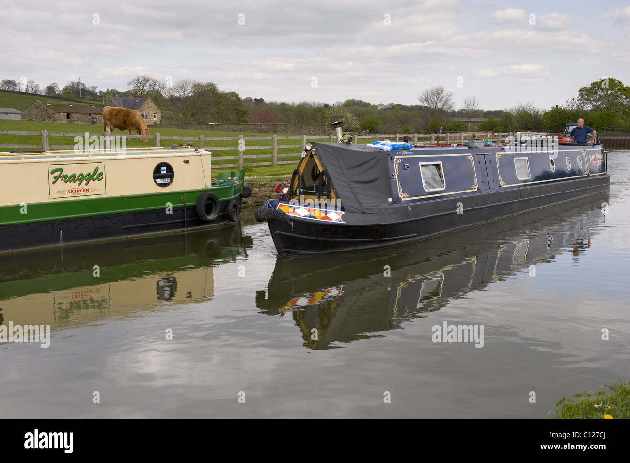 Deux bateaux sur le canal Leeds-Liverpool Canal près de Skipton, Yorkshire du Nord. Banque D'Images