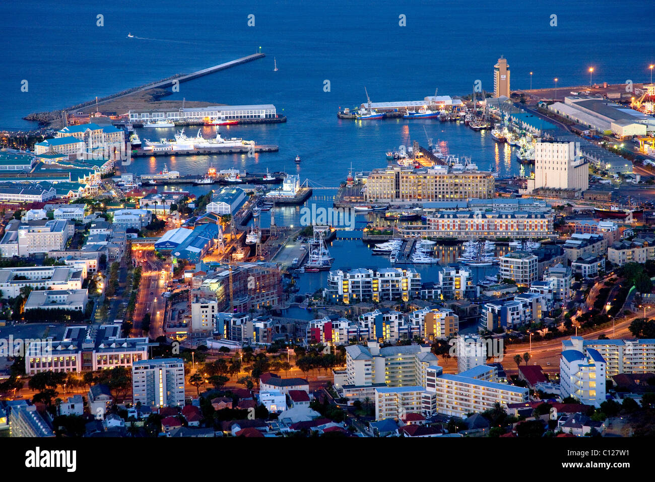 Vue sur la ville et le port, Signal Hill, dusk, Cape Town, Afrique du Sud, l'Afrique Banque D'Images