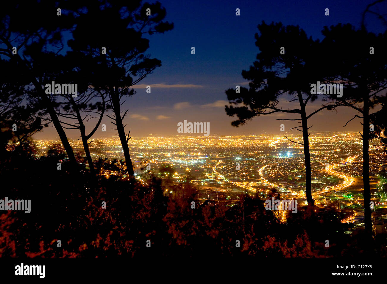 Vue de la ville de nuit, ville illuminée, Signal Hill, dusk, Cape Town, Afrique du Sud, l'Afrique Banque D'Images