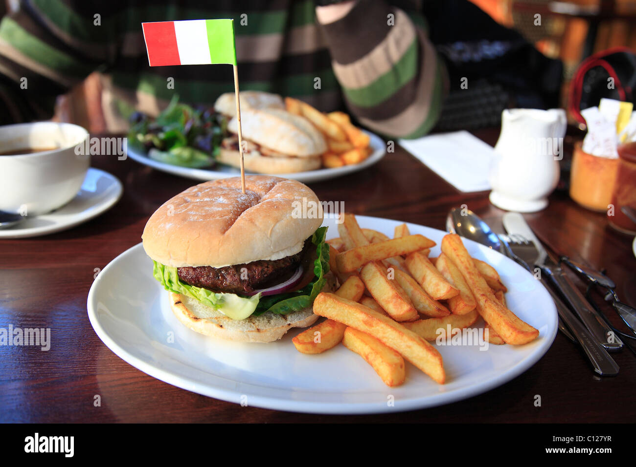 Burger et frites sur une plaque dans un restaurant Banque D'Images