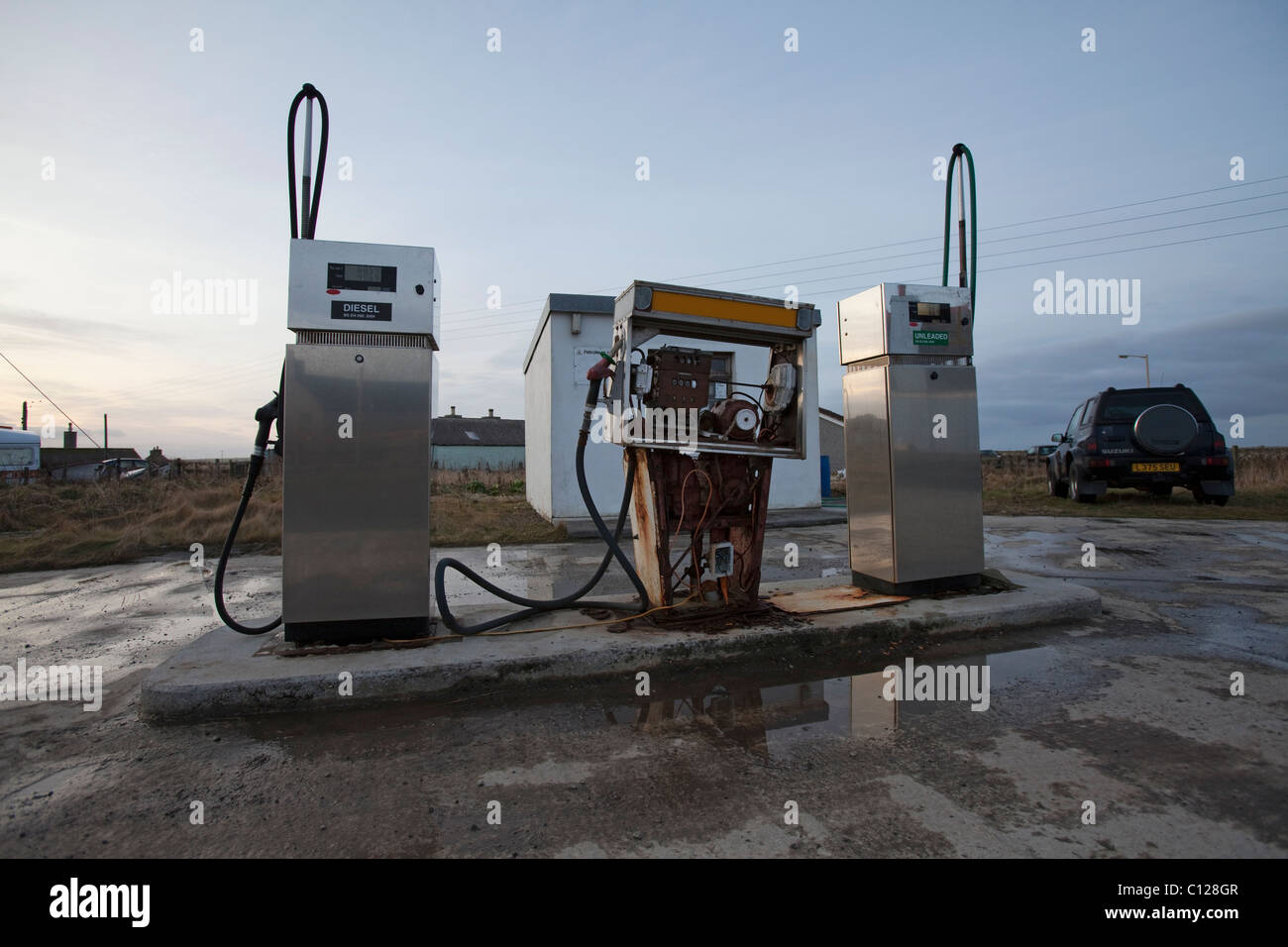 Station essence diesel vente de l'île et d'essence sans plomb à 1,50 € par litre sur l'île de Sanday, Orkney en décembre 2010 Banque D'Images