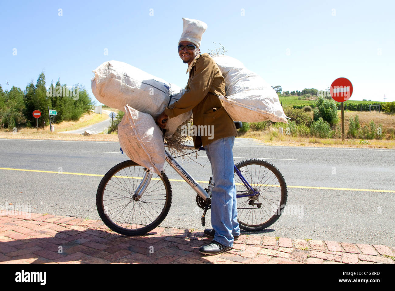 Le transport de fret en vélo, cycliste africaine sur la route,  Stellenbosch, vignobles, Western Cape, Afrique du Sud, l'Afrique Photo  Stock - Alamy