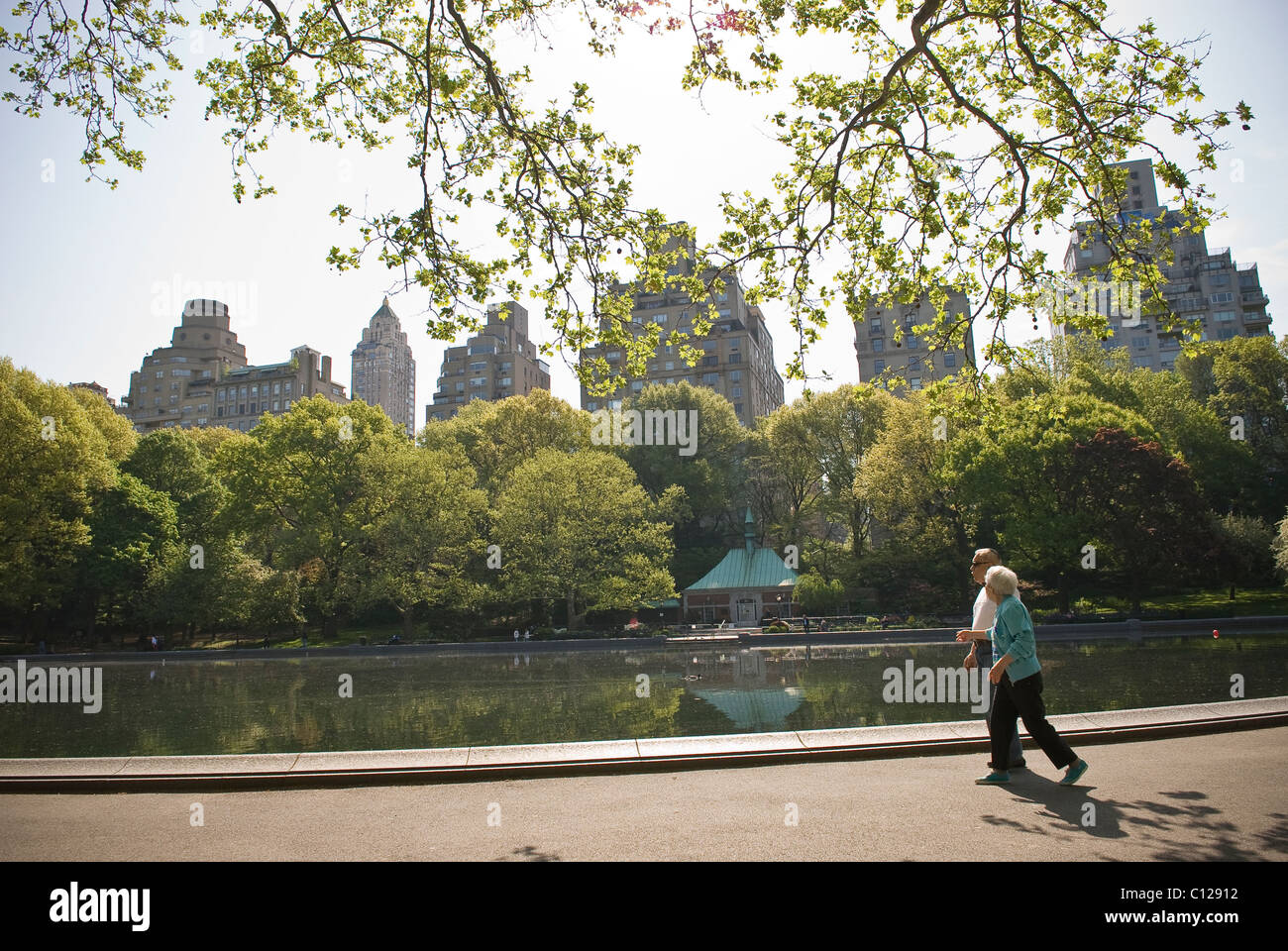 Couple d'âge moyen marche dans Central Park, New York City, USA Banque D'Images