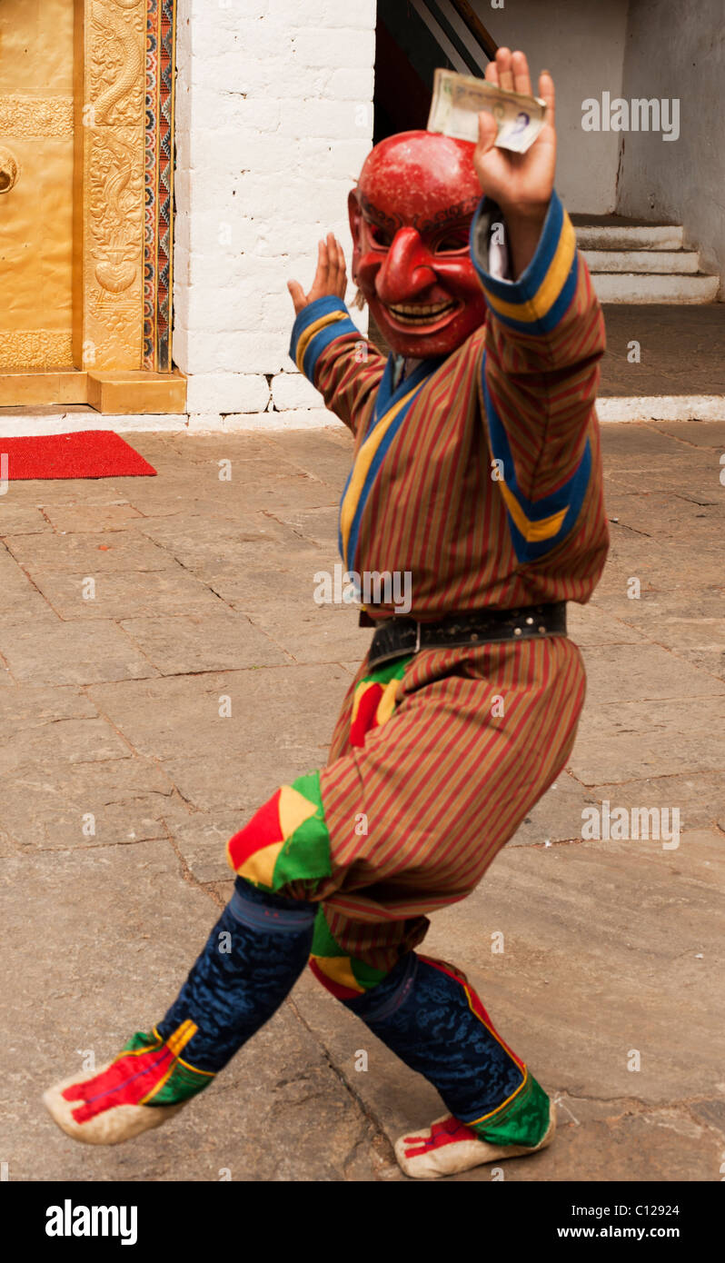 Festival bhoutanais joker qui joue des tours sur les visiteurs et soulève l'argent de badauds. Banque D'Images