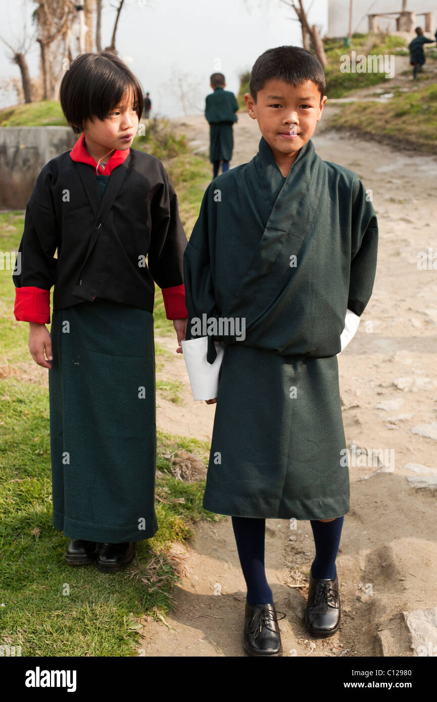 Jeunes bhoutanais garçon et fille sur le chemin de la première journée d'école en milieu rural Bhoutan vêtus de l'uniforme scolaire Banque D'Images