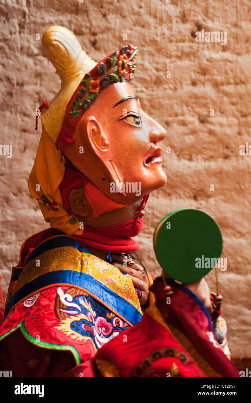 Moine bhoutanais habillés en costume d'un festival qui se prépare à tenir un tambour de danse Banque D'Images